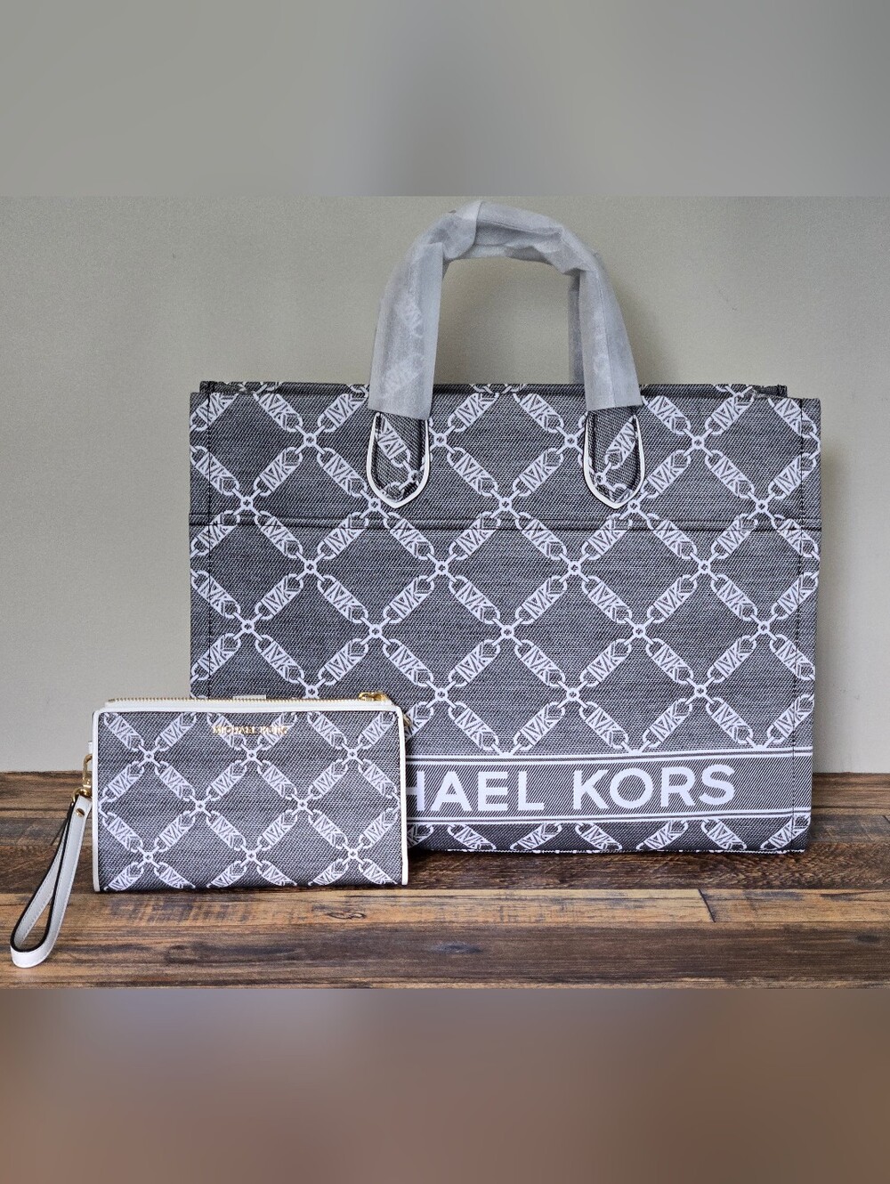 NWT Michael Kors Gigi Large Grab Logo Tote And Wallet Set